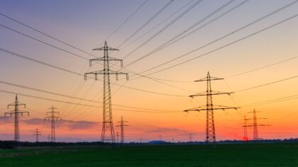 Mehrum Sonnenuntergang an Kraftwerk