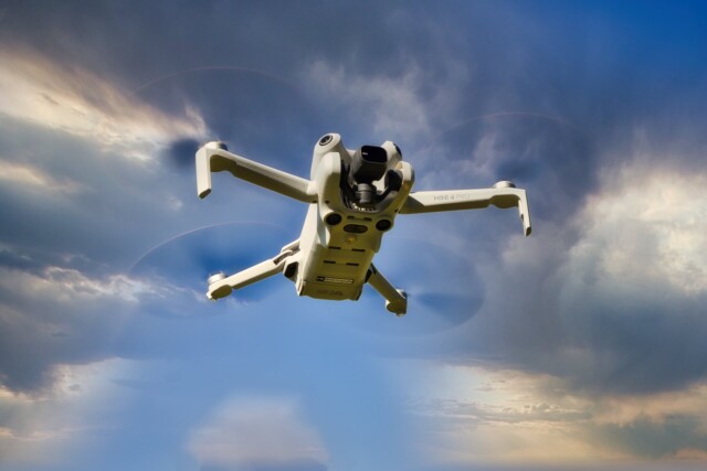 DJI Mini 4 Pro in der Luft